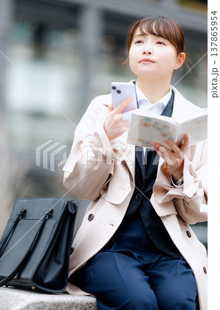 手帳を確認する若いビジネスウーマン 手帳を確認する若いビジネスウーマン 137865954
