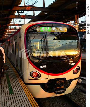 夕日に照らされる京王2000系 2701F 高幡不動駅 夕日に照らされる京王2000系 2701F 高幡不動駅 137865976
