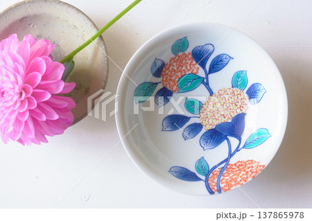 和風のイメージ画像［和食器とダリアの花］ 137865978