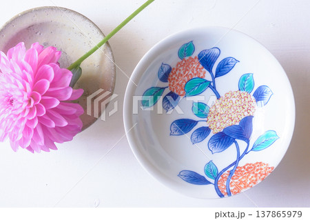 和風のイメージ画像［和食器とダリアの花］ 137865979