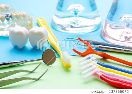 予防歯科とオーラルケア用品の集合イメージ　歯ブラシや歯間ブラシと歯科器具 137866076