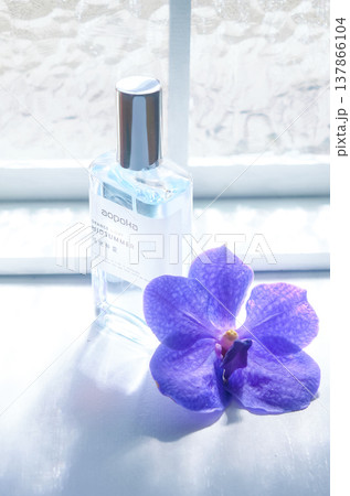 化粧品のイメージ画像［オードトワレと蘭の花］ 137866104