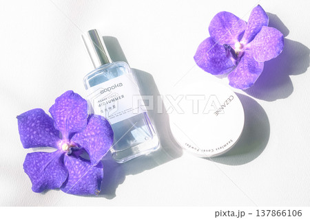 化粧品のイメージ画像［化粧品と蘭の花］ 137866106