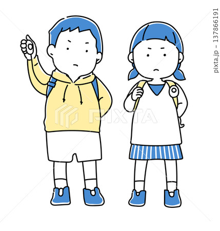 防犯ブザーを備えている小学生男女_2色 防犯ブザーを備えている小学生男女_2色 137866191