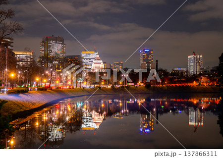 東京 皇居桜田門から望む夜景 137866311