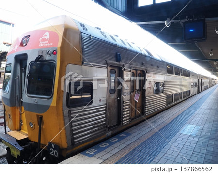 静かに佇むダブルデッカー車両 ― Central 駅ホームの昼 静かに佇むダブルデッカー車両 ― Central 駅ホームの昼 137866562