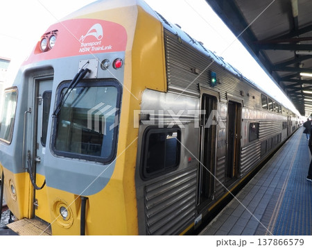 ホームに佇む Sydney Trains 車両 ― 都市の静かな一瞬 137866579