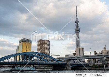 隅田川から望む東京スカイツリーと駒形橋 隅田川から望む東京スカイツリーと駒形橋 137866732