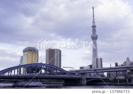 紫に染まる東京の夕暮れ――隅田川とスカイツリー 紫に染まる東京の夕暮れ――隅田川とスカイツリー 137866733