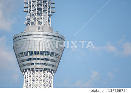 東京スカイツリー展望台クローズアップ 青空と白い鉄骨構造 東京スカイツリー展望台クローズアップ 青空と白い鉄骨構造 137866734