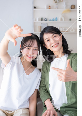 手でフレームを作るポーズをする母と娘 手でフレームを作るポーズをする母と娘 137866771