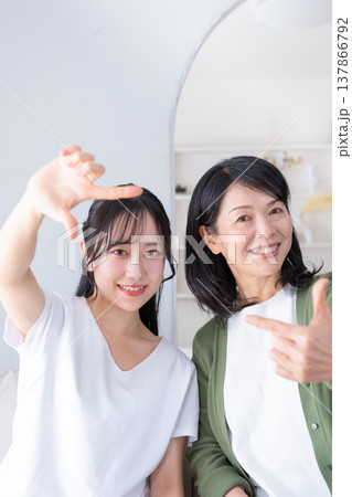 手でフレームを作るポーズをする母と娘 手でフレームを作るポーズをする母と娘 137866792