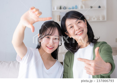 手でフレームを作るポーズをする母と娘 手でフレームを作るポーズをする母と娘 137866793