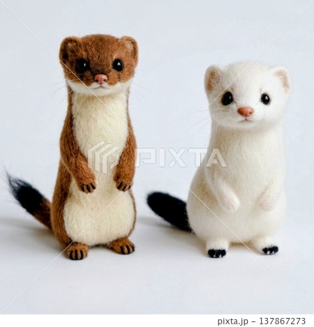 羊毛アート風に描いた、夏のオコジョと冬のオコジョ 137867273