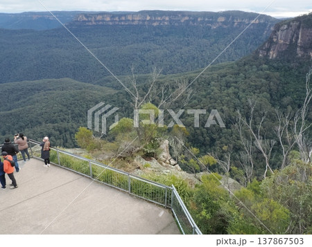 Echo Point Lookout から望む大渓谷 ― ブルーマウンテンズの雄大な広がり Echo Point Lookout から望む大渓谷 ― ブルーマウンテンズの雄大な広がり 137867503