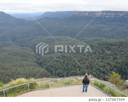 ブルーマウンテンズの展望台から望む大自然 ― 深い谷と広がる緑 137867504