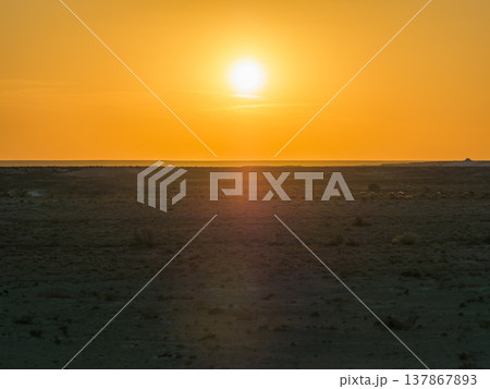 カザフスタン・ウスチュルト台地の夕陽 / Ustyurt Plateau, Kazakhstan 137867893