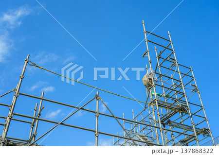 建築現場の先行足場 137868322
