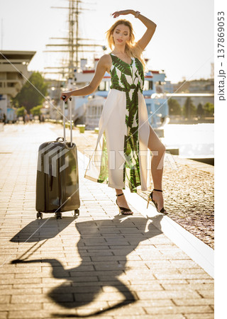 Fashion model traveling to new city Fashion model traveling to new city 137869053