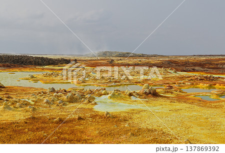 エチオピア・ダロールの色彩豊かな硫黄地形と地熱プール 137869392