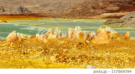 エチオピア・ダロールの酸性地熱湖沿いに形成された硫黄リッジ 137869394