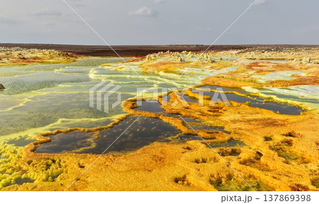 エチオピア・ダロールの層状鉱物テラスと硫黄プール エチオピア・ダロールの層状鉱物テラスと硫黄プール 137869398