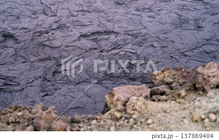 エチオピア・ダナキル低地のエルタ・アレ火山に広がる固化した溶岩原 137869404
