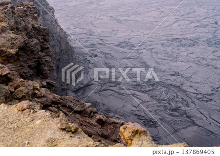 エチオピア・ダナキル低地のエルタ・アレ火山における溶岩湖と火口縁 エチオピア・ダナキル低地のエルタ・アレ火山における溶岩湖と火口縁 137869405