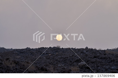 エチオピア・ダナキル低地の火山溶岩原に昇る朝日 エチオピア・ダナキル低地の火山溶岩原に昇る朝日 137869406