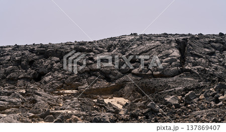 エチオピア・ダナキル低地のエルタ・アレ火山における固化した溶岩地形 137869407