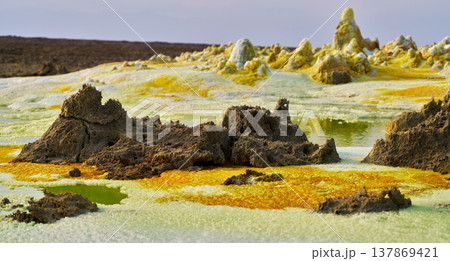 エチオピア・ダロールの塩の形成物と鉱物テラス エチオピア・ダロールの塩の形成物と鉱物テラス 137869421
