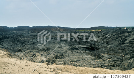 エチオピア・ダナキル火山地帯の固化した溶岩原 137869427