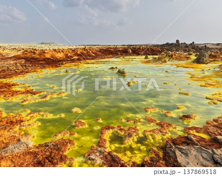 エチオピア・ダロールの酸性硫黄湖と鉱物地形 137869518