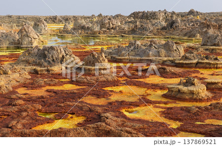 エチオピア・ダロールの硫黄地殻と岩石地形 137869521