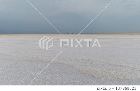 エチオピア・アサレ湖の広大な塩原とドラマチックな空 137869523