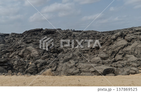 エチオピア北東部アファールの荒々しい溶岩流地形 137869525