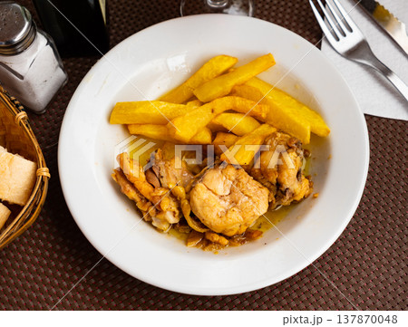 Chicken drumsticks with boiled potatoes with sauce Chicken drumsticks with boiled potatoes with sauce 137870048