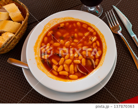 Stewed white beans with clams - traditional dish of spanish cuisine 137870363