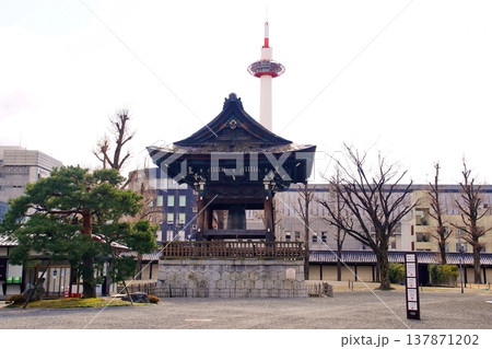 京都府　東本願寺・鐘楼（重要文化財） 京都市 下京区 常葉町　2022年2月 137871202