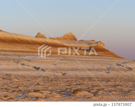 カザフスタン・ウスチュルト台地　キジルクップの岩山 / Kyzylkup, Kazakhstan 137873007