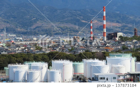 石油タンクと住宅街のある工業都市の風景 石油タンクと住宅街のある工業都市の風景 137873184