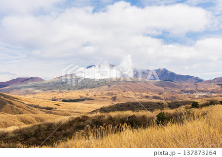 晩秋の熊本県阿蘇　阿蘇山　中岳（阿蘇五岳） 137873264