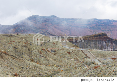 晩秋の熊本県阿蘇　阿蘇山　中岳火口周辺 137873312