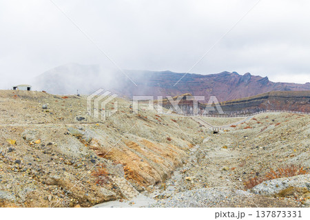 晩秋の熊本県阿蘇　阿蘇山　中岳火口周辺 137873331