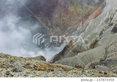 晩秋の熊本県阿蘇　阿蘇山　中岳火口 137873350