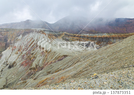 晩秋の熊本県阿蘇 阿蘇山 中岳火口周辺 晩秋の熊本県阿蘇 阿蘇山 中岳火口周辺 137873351