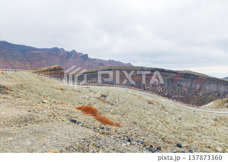 晩秋の熊本県阿蘇　阿蘇山　中岳火口周辺 137873360