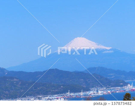 富士山と清水港の風景 青空の静岡県 日本 富士山と清水港の風景 青空の静岡県 日本 137873482