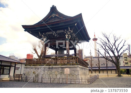 京都府 東本願寺・鐘楼(重要文化財) 京都市 下京区 常葉町 2022年2月 京都府 東本願寺・鐘楼(重要文化財) 京都市 下京区 常葉町 2022年2月 137873550
