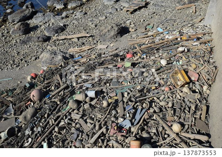海岸の漂着物 環境問題 ゴミ問題 137873553